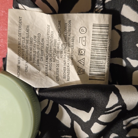 Motherhood Maternity Empire Waist Black and White Geometric Print Top. Medium - Picture 7 of 9